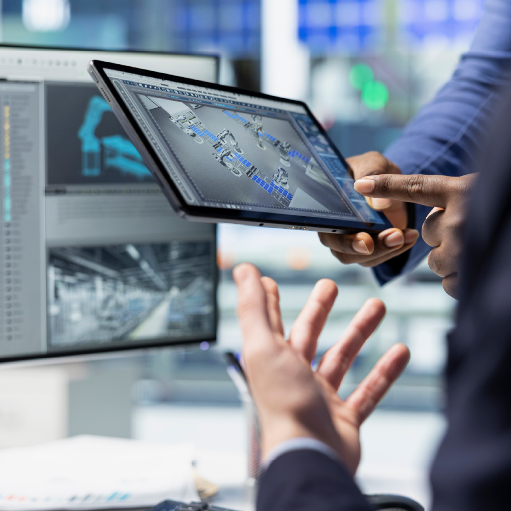 Ingenjör analyserar och optimerar industriell automation via surfplatta med visualisering av produktionslinje och styrsystem.